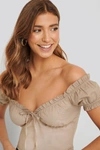 JLDRAE X NA-KD OFF SHOULDER CUP TOP - BEIGE