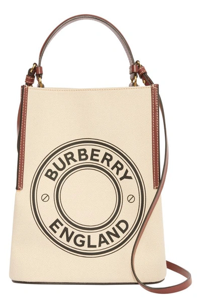Burberry Peggy - 小号徽标图案棉质帆布佩格水桶包 In Beige
