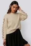 ANIKA TELLER X NA-KD SLEEVE DETAIL ROUNDNECK KNIT - BEIGE