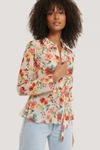 NA-KD BELTED CHIFFON BLOUSE - MULTICOLOR