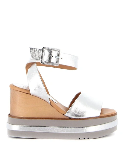 Paloma Barceló Laminated Leather Wedges In Silver