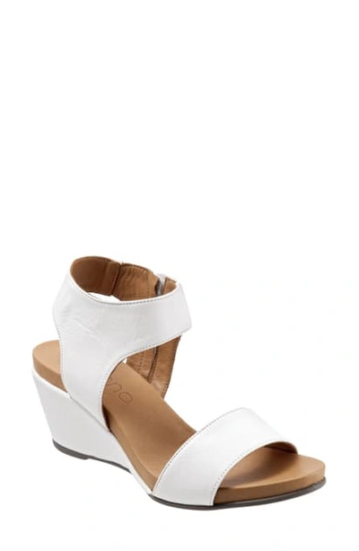 Bueno Ida Wedge Sandal In White Leather