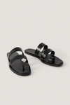 NA-KD LEATHER TOE RING STRAP SANDALS - BLACK