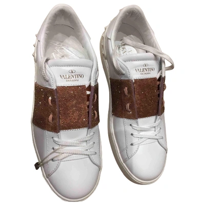 Pre-owned Valentino Garavani Rockstud Leather Trainers In White