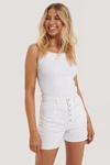 ANIKA TELLER X NA-KD HIGH WAIST DENIM SHORTS - WHITE