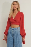 ANIKA TELLER X NA-KD BALLOON SLEEVE CROPPED TOP - RED