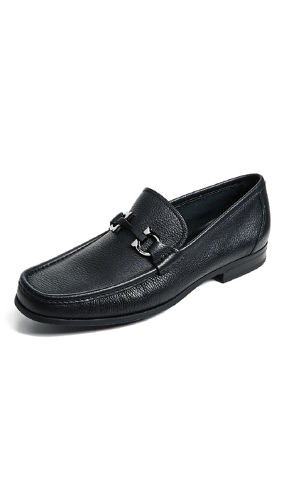 Ferragamo Grandioso Hammered Leather Loafers In Black