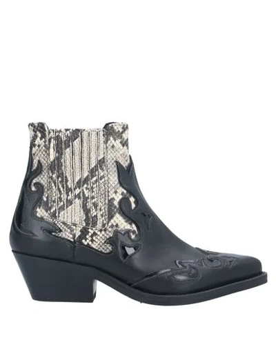 Janet & Janet Ankle Boots In Ivory