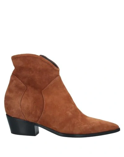 Lemaré Ankle Boots In Brown