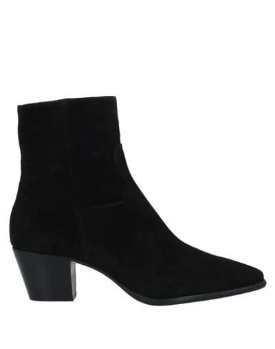 Anna F. Ankle Boots In Black