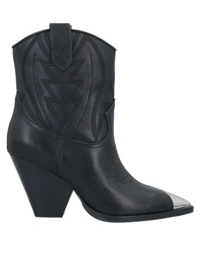 Lola Cruz Ankle Boot In Black