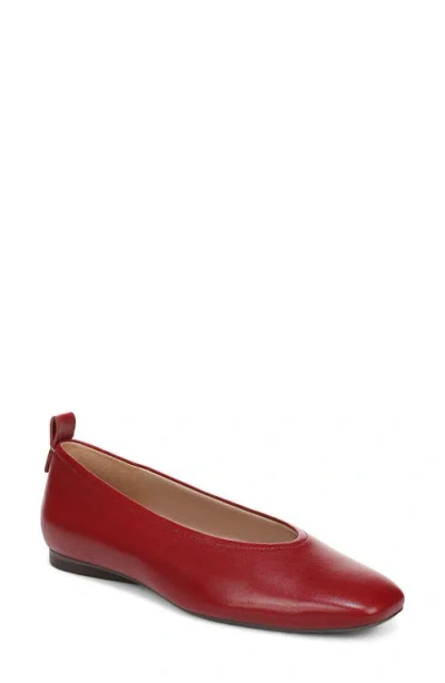 27 Edit Naturalizer Carla Flat In Red