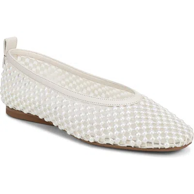 27 Edit Naturalizer Carla Flat In White