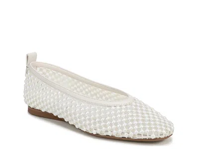 27 Edit Naturalizer Carla Flat In White