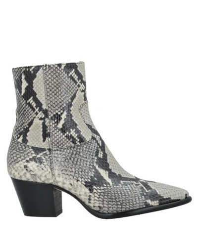 Anna F. Ankle Boot In Light Grey