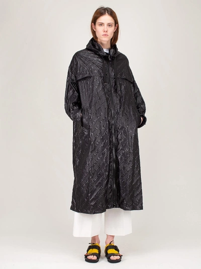 Moncler Bouteille Embossed Logo Raincoat In Black