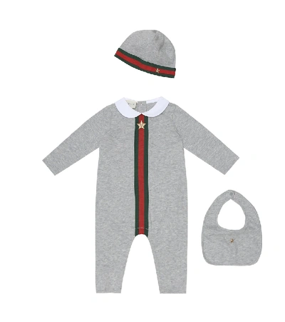 Gucci Baby连身衣、帽子和围兜套装 In Grey
