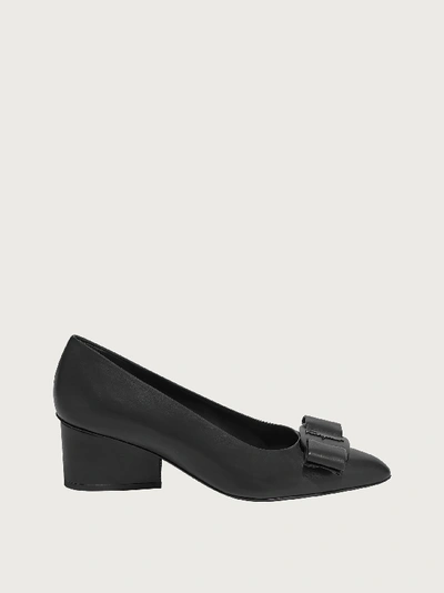 Ferragamo Bow-embellished Leather Point-toe Pumps In Black