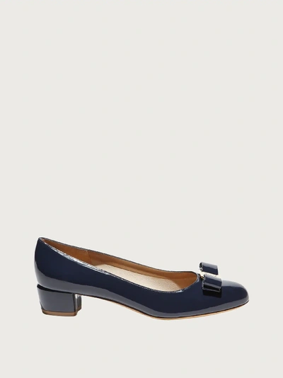 Ferragamo Vara Bow-embellished Patent-leather Pumps In Blue