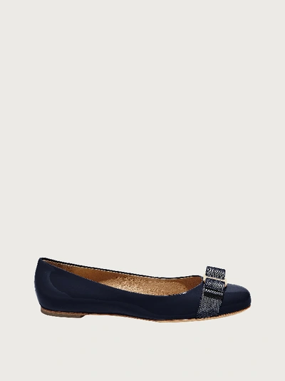 Ferragamo Varina Bow-embellished Patent-leather Ballet Flats In Blue