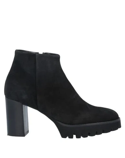 Anna F. Ankle Boot In Black