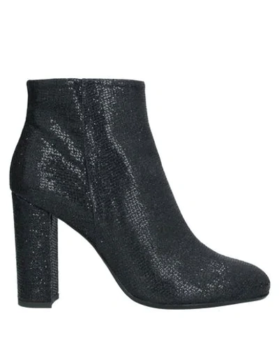 Anna F. Ankle Boots In Black