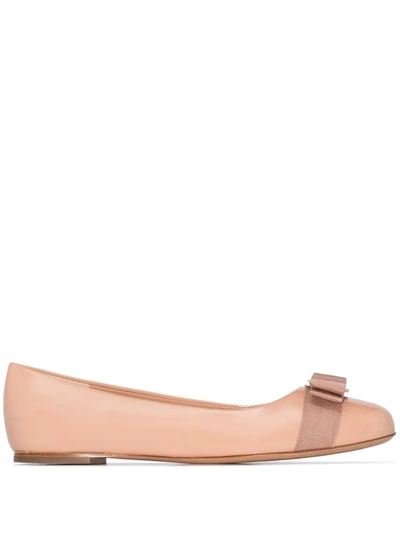 Ferragamo Varina Bow-detailed Patent-leather Ballet Flats In Beige