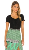 ALICE AND OLIVIA CIARA SCOOP NECK CROPPED TOP,ALI-WS410