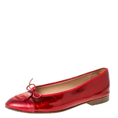 Pre-owned Chanel Red Patent And Leather Cc Cap Toe Ballet Flats Size 40.5