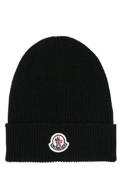 Moncler Logo Patch Knitted Beanie In Black