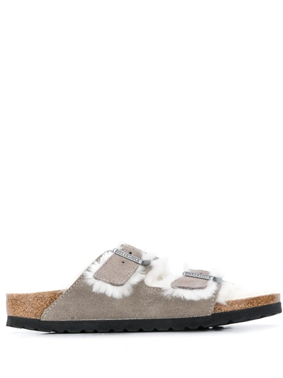 Birkenstock Arizona 双带人造皮毛一体凉鞋 In Gray/brown