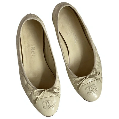 Pre-owned Chanel Beige Patent Leather Ballet Flats