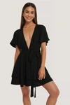 ANIKA TELLER X NA-KD DEEP FRONT MINI DRESS - BLACK