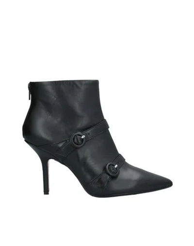 Anna F. Ankle Boots In Black