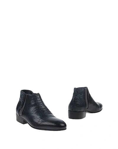 Le Qarant Ankle Boot In Dark Blue