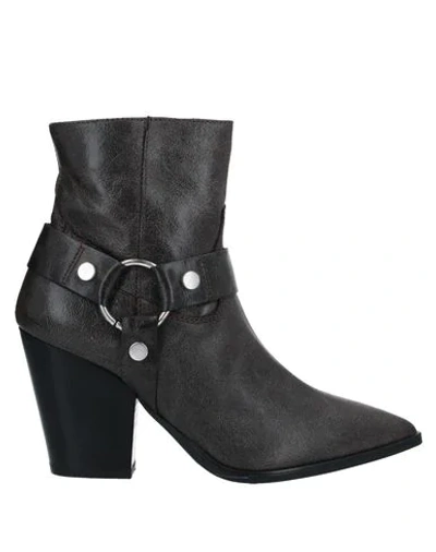 Janet & Janet Ankle Boots In Brown