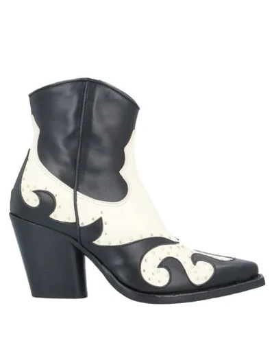 Lemaré Ankle Boot In Black