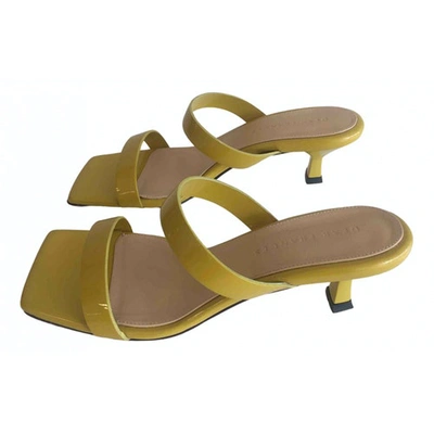 Pre-owned Dear Frances Yellow Patent Leather Sandals