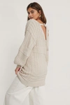 NA-KD REBORN CABLE KNITTED DEEP BACK LONG SWEATER - BEIGE