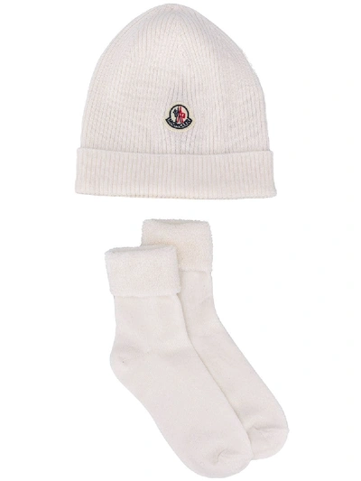 Moncler Babies' Logo套头帽与针织袜套组 In White