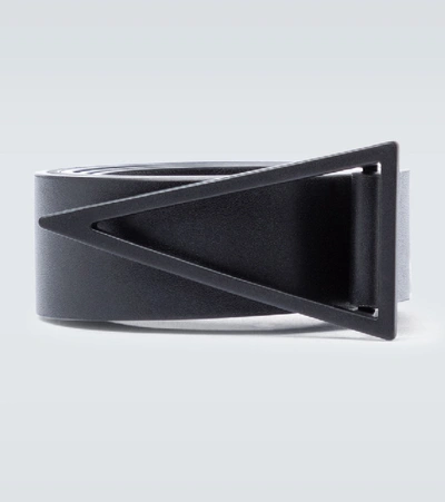 Bottega Veneta Triangle Buckle Leather Belt In Nero Carbon