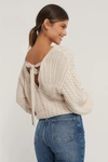 NA-KD REBORN ORGANIC CABLE KNITTED DEEP BACK SWEATER - BEIGE