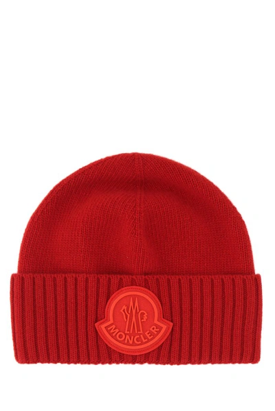 Moncler Ribbed Edge Logo Patch Beanie In Red