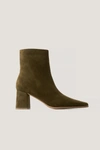 NA-KD FAUX SUEDE SLIM TOE BOOTS - GREEN