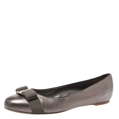 Pre-owned Ferragamo Metallic Grey Leather Vara Bow Ballet Flats Size 38