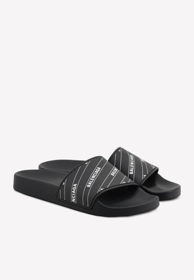 Balenciaga Logo Pool Slides In Grain Rubber In Black