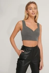 NA-KD CLASSIC TAILORED V-SHAPE CROPPED TOP