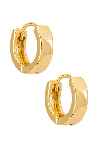 Natalie B Jewelry Marga Huggy Hoop Earring – 金色 In Gold
