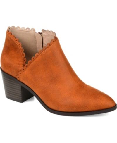 JOURNEE COLLECTION WOMEN'S TESSA SCALLOPED BLOCK HEEL BOOTIES