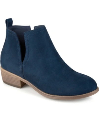 JOURNEE COLLECTION WOMEN'S RIMI NOTCHED ANKLE STACKED HEEL BOOTIES